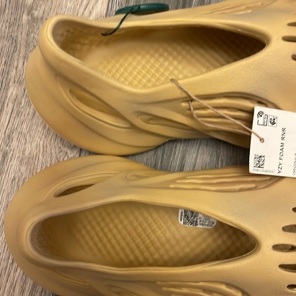 NWT Yeezy Foam Runner Desert Sand - Picture 5 of 7